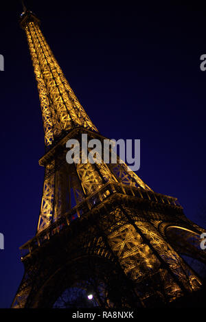 Eiffelturm in Paris bei Nacht Stockfoto