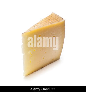 Spanischer Manchego Käse aus Schafsmilch hat es eine feste und cremige Textur, auf einem weißen studio Hintergrund isoliert. Stockfoto