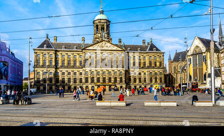 Der Dam Platz im historischen Zentrum von Amsterdam mit der Royal Palace auf dem im Hintergrund in den Niederlanden Stockfoto