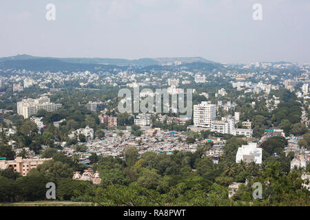 Pune, Maharashtra/Indien - Oktober 2015: Blick über die Stadt Pune, Indien. Stockfoto