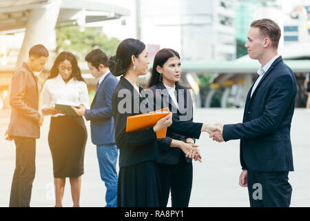Internationale Geschäftsleute Gruppe talking Business outdoor Stockfoto