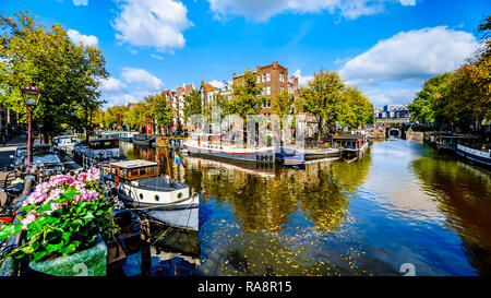 Blick auf die Prinsengracht und der Brouwersgracht Kanal aus dem Lekkeresluis Brücke im Stadtzentrum von Amsterdam in den Niederlanden Stockfoto