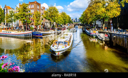 Blick auf touristische Kanalboote in die Brouwersgracht Kanal gesehen vom Lekkeresluis Brücke im Stadtzentrum von Amsterdam in den Niederlanden Stockfoto