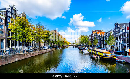 Singel Kanal gesehen von der Blauwburgwal Bridge im Herzen von Amsterdam in den Niederlanden Stockfoto