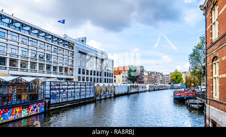 Die Rückseite der Souvenirläden an der berühmten Bloemenmarkt (Blumenmarkt) entlang der Singel Kanal im Zentrum von Amsterdam in den Niederlanden Stockfoto