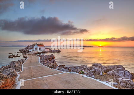 Sonnenaufgang an der kleinen Kirche Agios Isidoros in Insel Chios, Griechenland Stockfoto