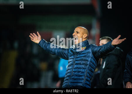 Dino Maamria stehen im technischen Bereich home Team Dugout in Stevenage FC, Lamex Stadium, Broadhall Way, Stevenage Stockfoto