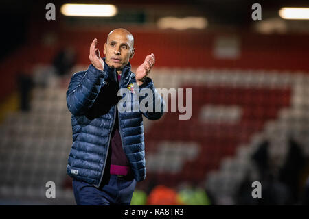 Dino Maamria stehen im technischen Bereich home Team Dugout in Stevenage FC, Lamex Stadium, Broadhall Way, Stevenage Stockfoto