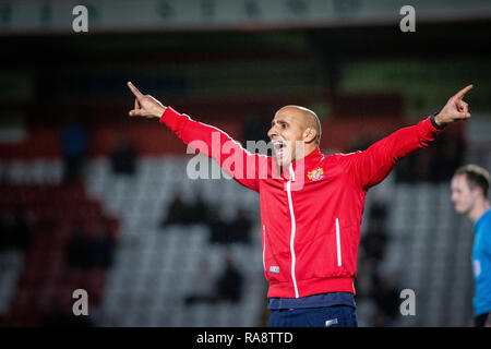 Dino Maamria stehen im technischen Bereich home Team Dugout in Stevenage FC, Lamex Stadium, Broadhall Way, Stevenage Stockfoto