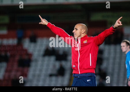 Dino Maamria stehen im technischen Bereich home Team Dugout in Stevenage FC, Lamex Stadium, Broadhall Way, Stevenage Stockfoto