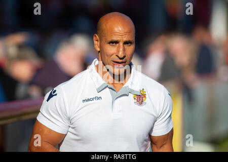 Dino Maamria stehen im technischen Bereich home Team Dugout in Stevenage FC, Lamex Stadium, Broadhall Way, Stevenage Stockfoto