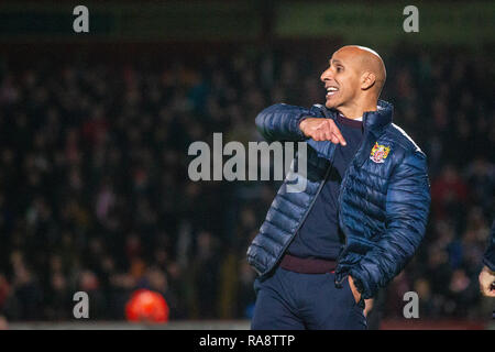 Dino Maamria stehen im technischen Bereich home Team Dugout in Stevenage FC, Lamex Stadium, Broadhall Way, Stevenage Stockfoto