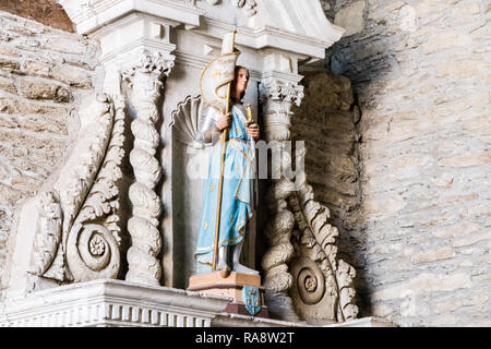 Rochefort-en-Terre, Frankreich. Statue von Jeanne d'Arc in der Eglise Notre Dame de la Terre Stockfoto