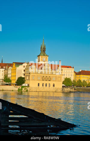 Altstädter Brückenturm, Kuppel, Gebäude von Prag an einem sonnigen Sommertag. Großes Kreuzfahrtschiff in die Moldau und die Karlsbrücke. Helles Sonnenlicht. Stockfoto