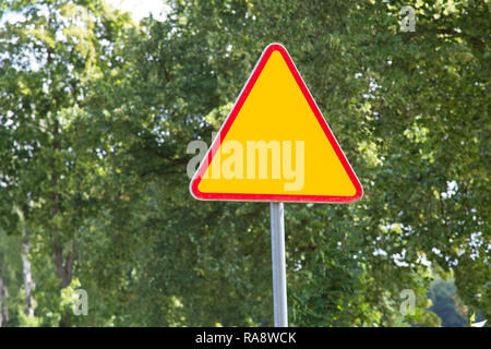 Leere Straße Zeichen stehen auf der Straße. Leeren Straße vor. Stockfoto