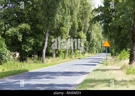 Leere Straße Zeichen stehen auf der Straße. Leeren Straße vor. Stockfoto