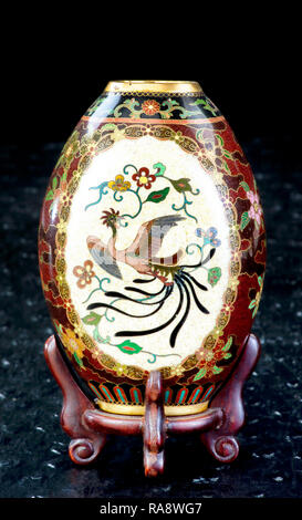 Antike Japanische cloisonne Vase in der Meiji Periode vorgenommen um 1890. Stockfoto