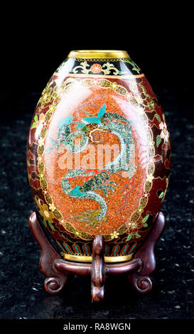 Antike Japanische cloisonne Vase in der Meiji Periode vorgenommen um 1890. Stockfoto