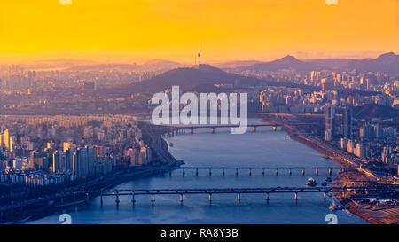 Blick von oben auf die Skyline der Stadt Seoul, Südkorea. Stockfoto