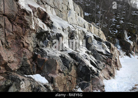 Gefrorenen Wasserfall Eiszapfen an Rock Stockfoto