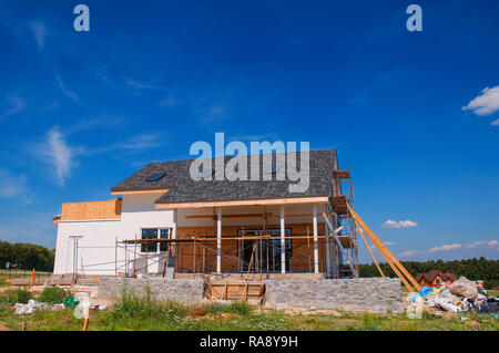 Neue gemütliche Haus Bau an der Außenseite. Gemütliches Haus mit Gauben, Dachfenster, Lüftung, Dachrinne, Entwässerung, Putz und Farbe. Outdoor. Stockfoto