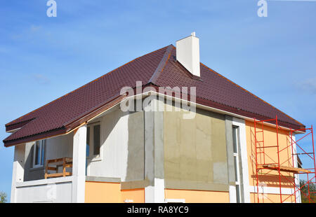 Bau oder Reparatur des ländlichen Haus mit Balkon, Traufe, Fenster, Kamin, Dach, zur Festsetzung fFcade, Wärmedämmung, Putz und Anstrich Wände. Pa Stockfoto