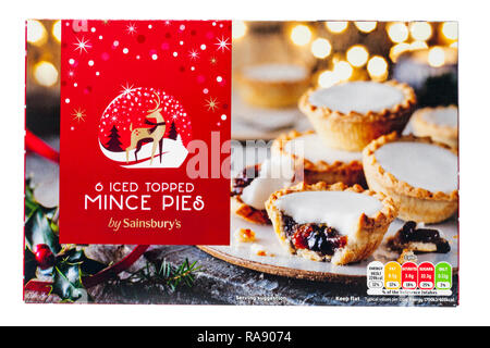 Kasten 6 Iced überstiegen Mince Pies von Sainsburys auf weißem Hintergrund - Gebäck Fällen gefüllt mit Hackfleisch, gekrönt mit weichen, weißen Fondant Zuckerglasur Stockfoto