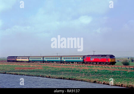 Ein paar der Klasse 47 Diesellokomotiven Nummern 47789 und 47701 top und Tailing der Wherry Linien" Short Set "Substitution für die Verfügbarkeit einer DMU an Breydon Wasser auf den 8. April 2002. Stockfoto