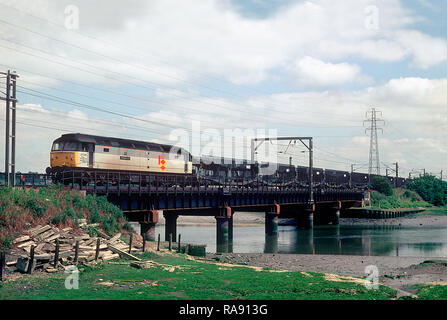 Eine Klasse 47 Diesellok Reihe 47219 arbeiten ein Güterzug aus leeren Matte cartics an manningtree am 15. Juni 1993. Stockfoto