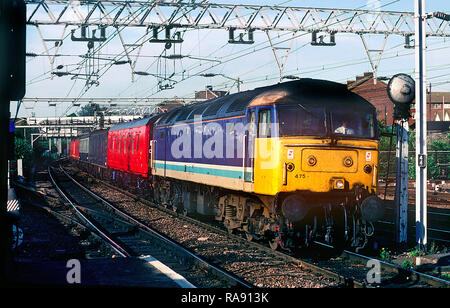 Eine Klasse 47 Diesellok Reihe 47475 Arbeiten eine Mail am Bahnhof Stratford East London am Abend des 9. Juli 1991. Stockfoto