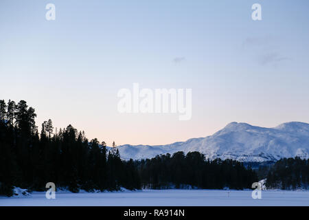 Die schneebedeckten Berg hinter gefrorenen See Stockfoto