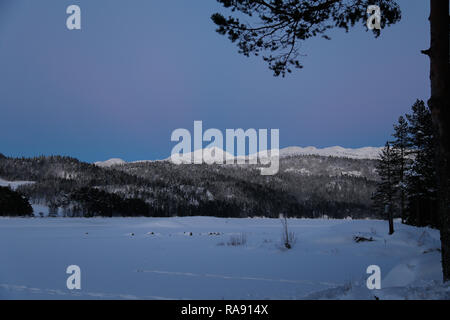 Die schneebedeckten Berg hinter gefrorenen See Stockfoto