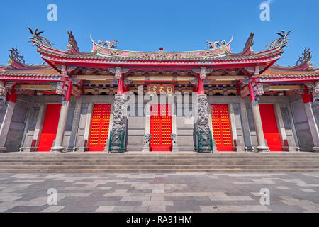 Taipei, Taiwan - 29. November 2018: Schöne fünf roten Tor von Xingtian Tempel in Zhongshan District in Taipeh, Taiwan Stockfoto