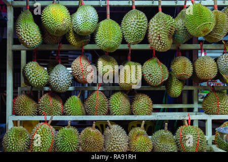 Ganze durians-Verkaufsstand in Kuala Lumpur, Malaysia. Der König der Früchte. Stockfoto