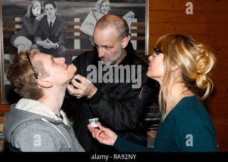 GEEK KUNST - Bodypainting trifft auf SciFi, Fantasy und mehr: Enrico Lein mit Assistant Maria und Modell, Paul, in der Vorbereitung für die "Planet der Affen" Stockfoto