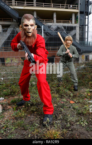 GEEK KUNST - Bodypainting trifft auf SciFi, Fantasy und mehr: 'Planet der Affen' Fotoshooting mit den Modellen Maria und Paul als Schimpansen auf der Expo si Stockfoto