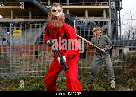 GEEK KUNST - Bodypainting trifft auf SciFi, Fantasy und mehr: 'Planet der Affen' Fotoshooting mit den Modellen Maria und Paul als Schimpansen auf der Expo si Stockfoto