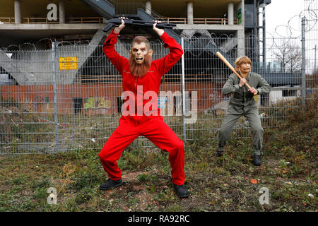 GEEK KUNST - Bodypainting trifft auf SciFi, Fantasy und mehr: 'Planet der Affen' Fotoshooting mit den Modellen Maria und Paul als Schimpansen auf der Expo si Stockfoto