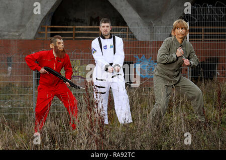 GEEK KUNST - Bodypainting trifft auf SciFi, Fantasy und mehr: 'Planet der Affen' Fotoshooting mit den Modellen Maria und Paul als Schimpansen und Tschiponni Stockfoto