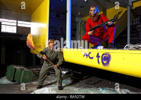 GEEK KUNST - Bodypainting trifft auf SciFi, Fantasy und mehr: 'Planet der Affen' Fotoshooting mit den Modellen Maria und Paul als Schimpansen auf der Expo si Stockfoto