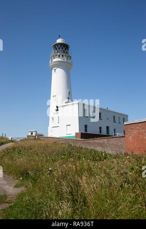 Flamborough Head Lighthouse gesehen vom Selwicks Bay Coastal Seite der Landspitze Stockfoto