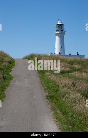 Flamborough Head Lighthouse gesehen vom Selwicks Bay Coastal Seite der Landspitze Stockfoto