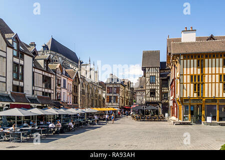 Fachwerkhaus mittelalterliche Häuser am Marktplatz in Troyes, Aube, Frankreich Stockfoto