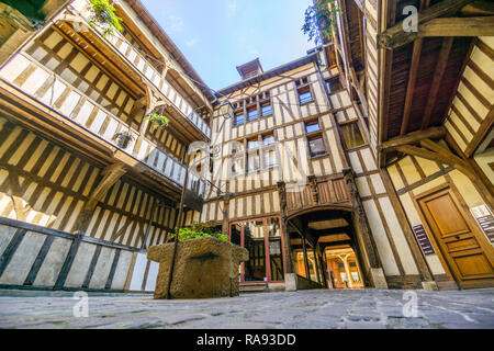 Mittelalterlichen Innenhof umgeben von Fachwerkhäusern mit gut in der Mitte, Troyes, Aube, Frankreich Stockfoto