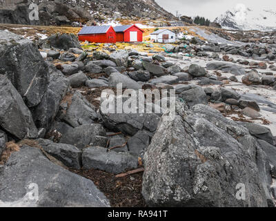 Rote Schuppen an der felsigen Küste von Brenna, Austvagoya, Lofoten, Nordland, Norwegen Stockfoto