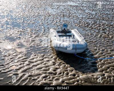 Aufblasbares Schlauchboot mit Aussenbordmotor auf Sand flachen Wattenmeer bei Ebbe, Niederlande Stockfoto