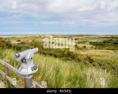 Münzautomaten Fernglas mit Blick auf die Dünen von Het Oerd Naturschutzgebiet auf der westfriesischen Insel Ameland in Richtung Nordsee, Niederlande Stockfoto