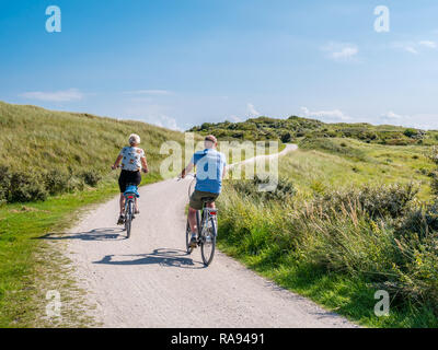 Ansicht der Rückseite des Menschen Fahrrad auf Radweg in Dünen von Naturschutzgebiet "Het Oerd auf die Westfriesische Insel Ameland, Friesland, Niederlande Stockfoto