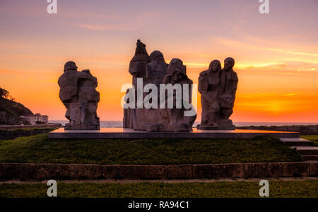 Baiona, Espanha - Mai 03, 2018: Sonnenuntergang in der Nähe des Denkmals Begegnung zwischen zwei Welten, Pontevedra, Espanha Stockfoto