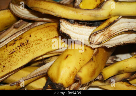 Stapel von bananenschalen Stockfoto